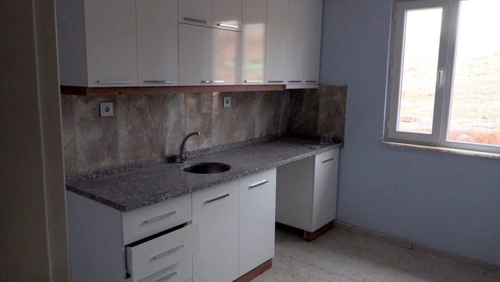 Isparta’da zor şartlarda yaşayan 7 kişilik aile yeni evleri için gün sayıyor G4