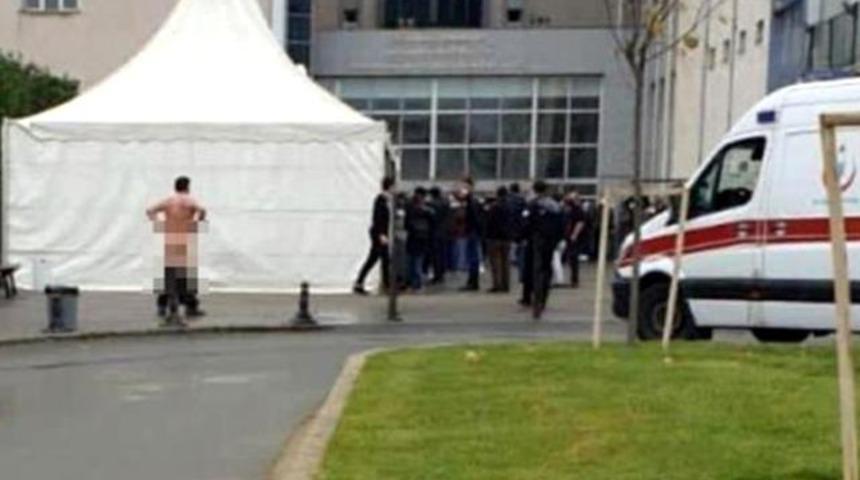 İstanbul'da hastane &ouml;n&uuml;nde &ccedil;ıplak adam paniği! A&ccedil;ıklama geldi
