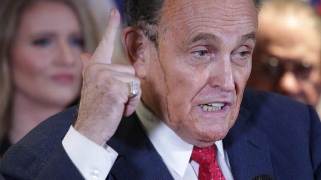Trump’ın avukatı Rudy Giuliani'nin basın toplantısında saç boyası aktı