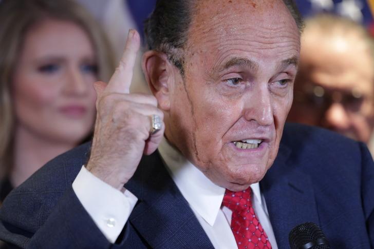 Trump’ın avukatı Rudy Giuliani'nin basın toplantısında saç boyası aktı