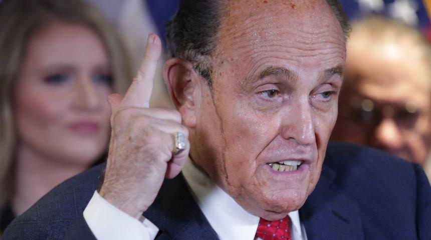 Trump&rsquo;ın avukatı Rudy Giuliani'nin basın toplantısında sa&ccedil; boyası aktı