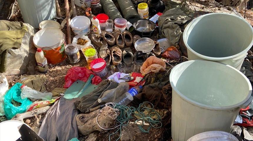 Bitlis'te teröristlerce toprağa gömülmüş malzemeler ele geçirildi