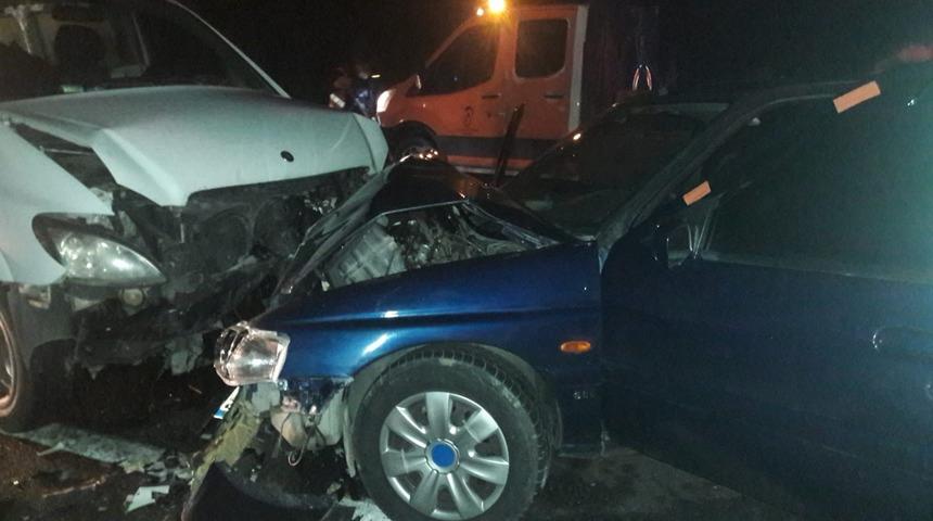 Antalya'da iki ara&ccedil; kafa kafaya &ccedil;arpıştı: Yaralılar var