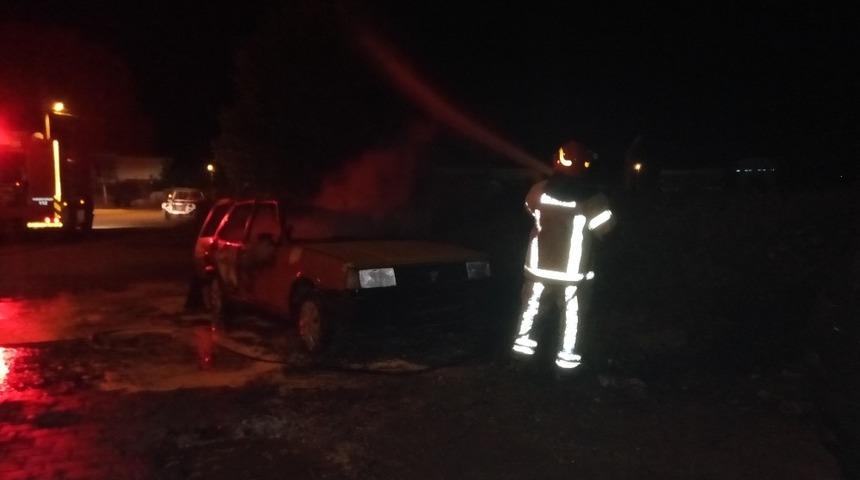 Dükkan önündeki araç çıkan yangında küle döndü