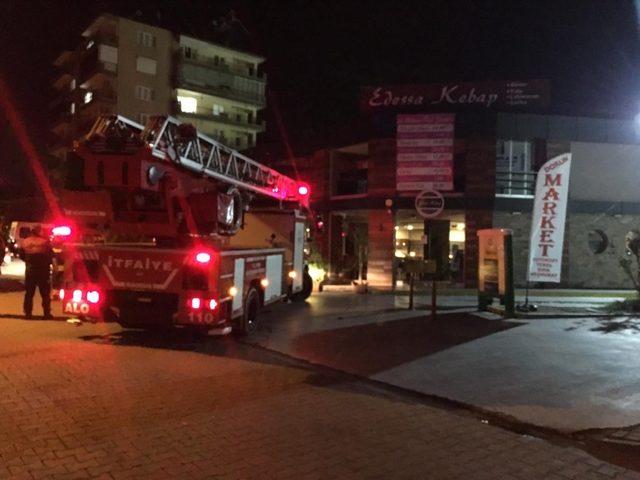 Benzin istasyonunun yanındaki restoranda çıkan yangın korkuttu