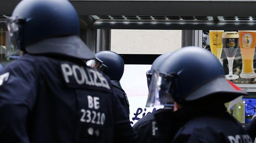 Almanya'da polis Türk baba ve 17 kızındaki kızını hastanelik etti