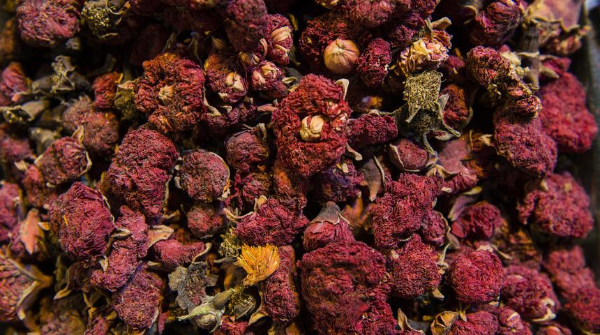 Meyvesinden sonra &ccedil;i&ccedil;eği de şifalı &ccedil;ıktı! Nar &ccedil;i&ccedil;eği &ccedil;ayı faydaları nelerdir?