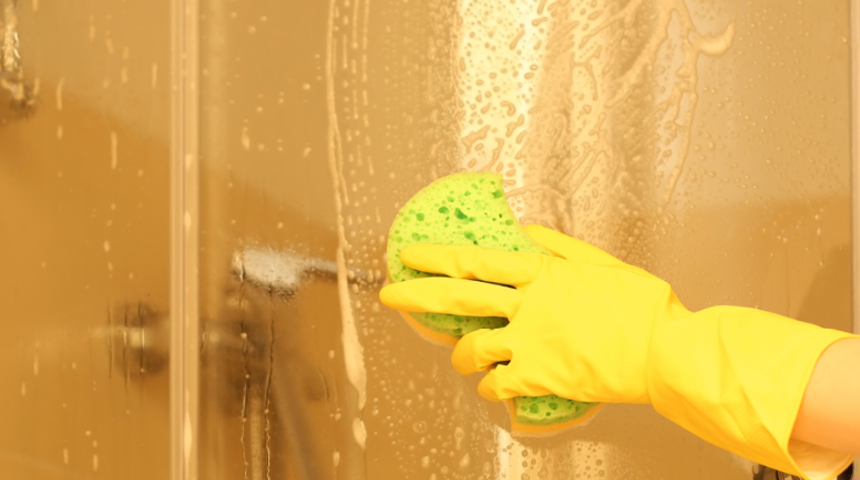 Sadece mutfakta kullanmayacaksınız! Duşakabin camlarını ayna gibi yapıyor