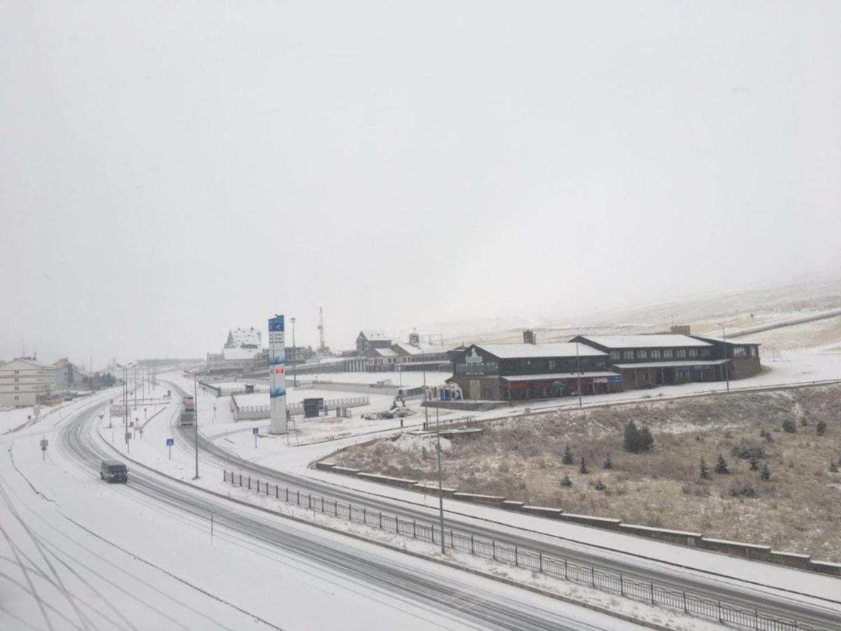 Erciyes Kayak Merkezi beyaza b&uuml;r&uuml;nd&uuml;