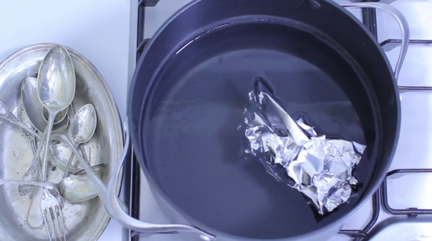 Al&uuml;minyum folyo mucizesi! Kaynayan su i&ccedil;ine koyduğunuzda...