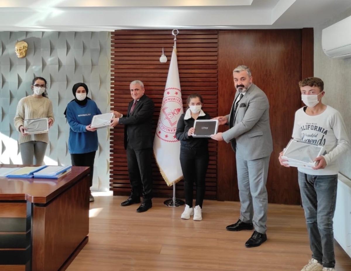 Başkan &Ouml;zbek&rsquo;ten &ouml;ğrencilere tablet desteği