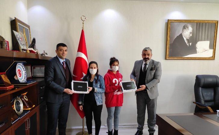 Başkan Özbek’ten öğrencilere tablet desteği G3