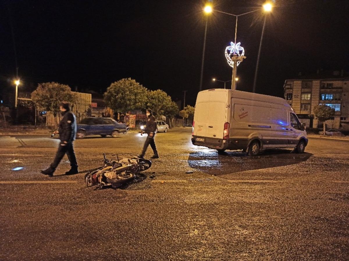 Motosikletle minib&uuml;s &ccedil;arpıştı 1 kişi  yaralandı