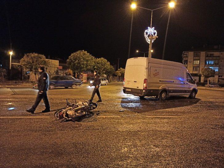 Motosikletle minibüs çarpıştı 1 kişi  yaralandı G1