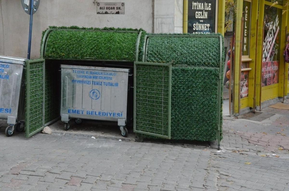 Emet&rsquo;te &ccedil;&ouml;p konteynerleri yeşile b&uuml;r&uuml;nd&uuml;
