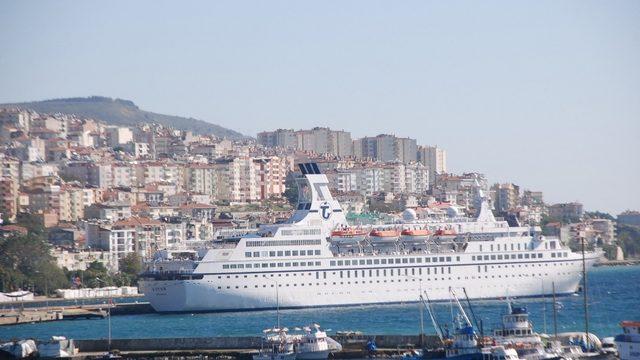 Mavi suların en lüksleri arasındaydı, şimdi söküm için rotasını Aliağa’ya çevirdi