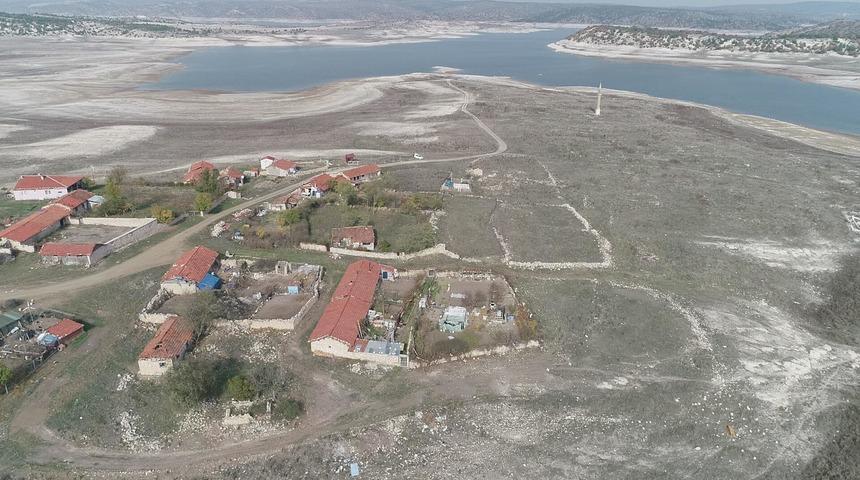 Baraj suları çekilince ortaya çıktı! Porsuk Barajı'nda ilginç görüntü