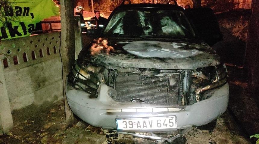 Park halindeki araç yanarak kullanılamaz hale geldi
