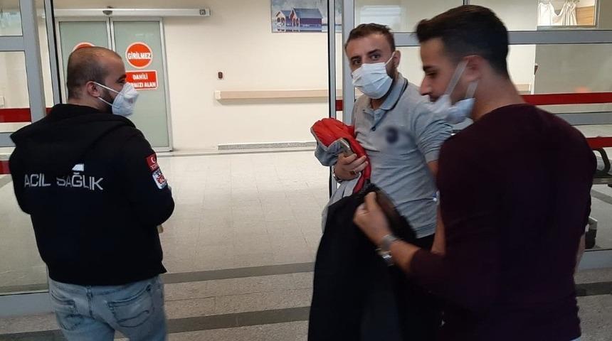 Hafif ticari ara&ccedil; şarampole yuvarlandı: 1 yaralı