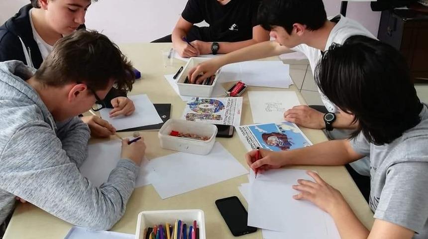 Karikat&uuml;r At&ouml;lyesi &ouml;ğrencilerine 23 &ouml;d&uuml;l