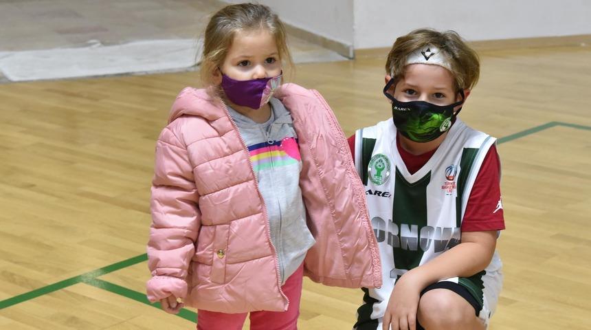 Mucize bebek Ayda'dan basketbol sahasında 'iyiyim' pozu