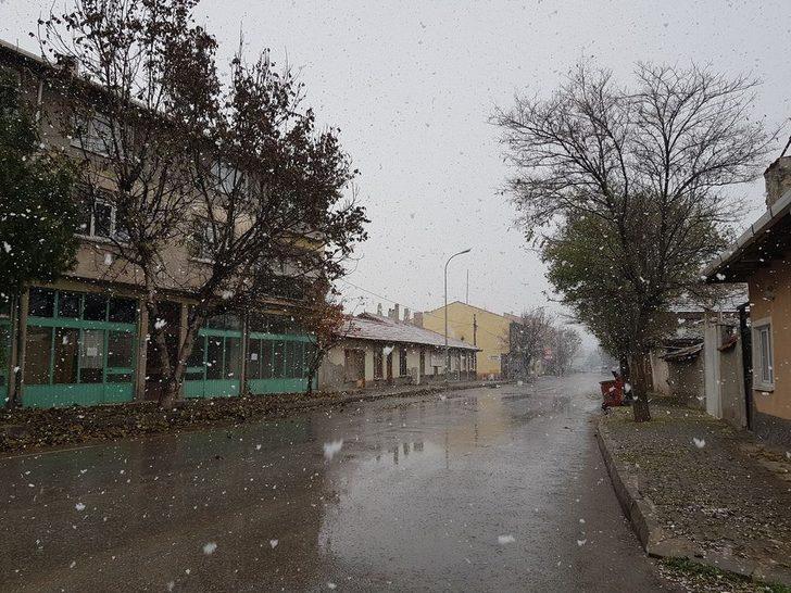 Aslanapa’da mevsimin ilk kar yağışı G2