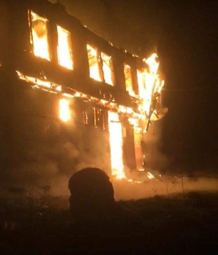 Bolu’da 2 katlı ahşap ev yangında kül oldu G3