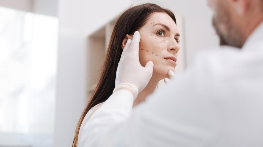 Hamaney'den İranlı erkek estetik uzmanlarına fetva: Kadınlara dokunmayın