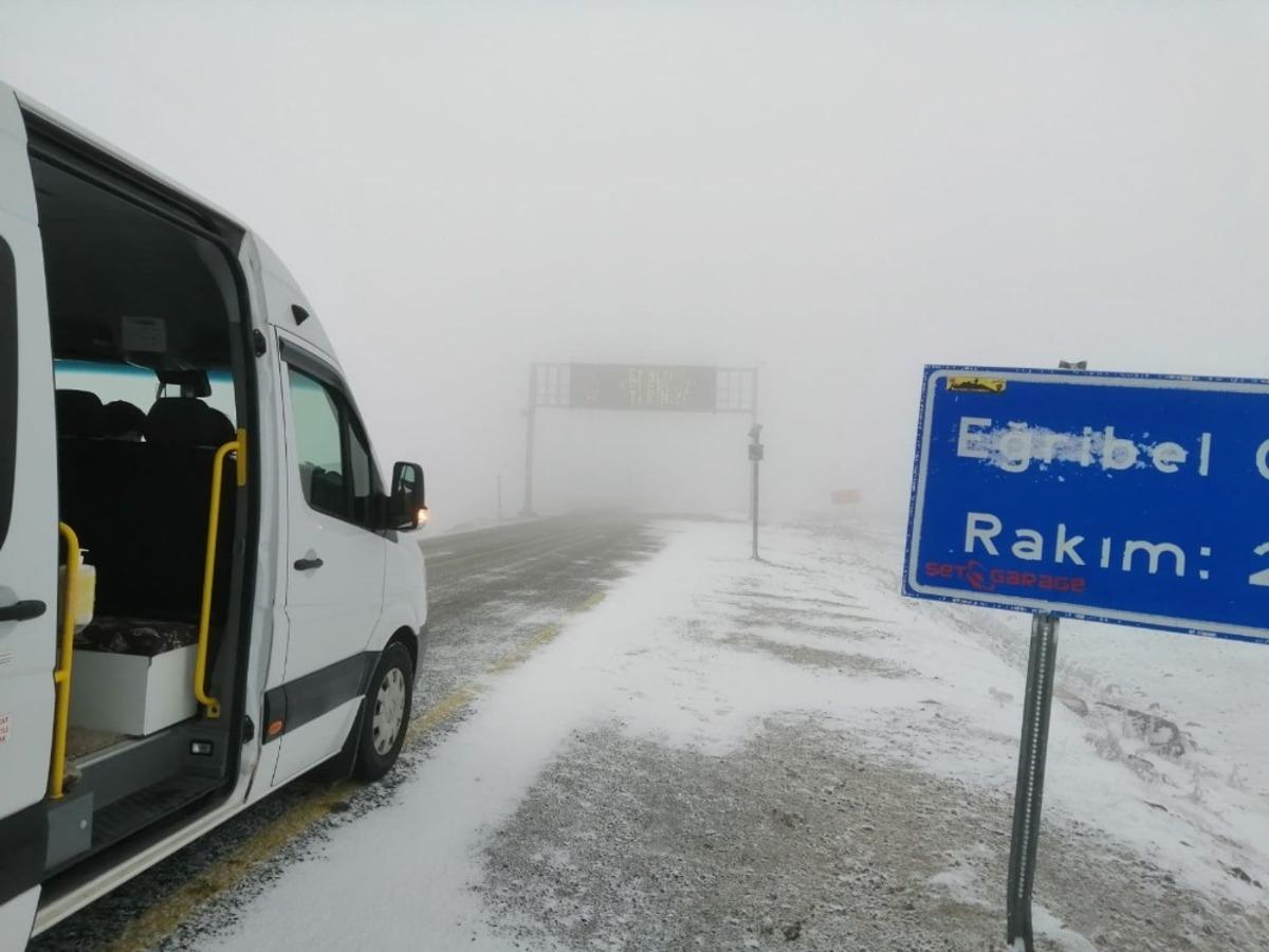Eğribel Ge&ccedil;idi&rsquo;nde kar yağışı ulaşımı etkilemeye başladı