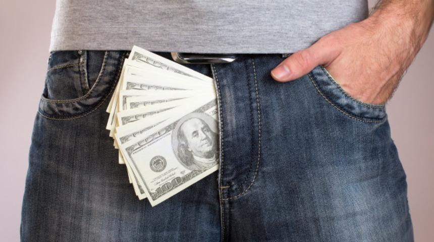 Küçük penisli erkekler büyük penislilere göre daha çok kazanıyor