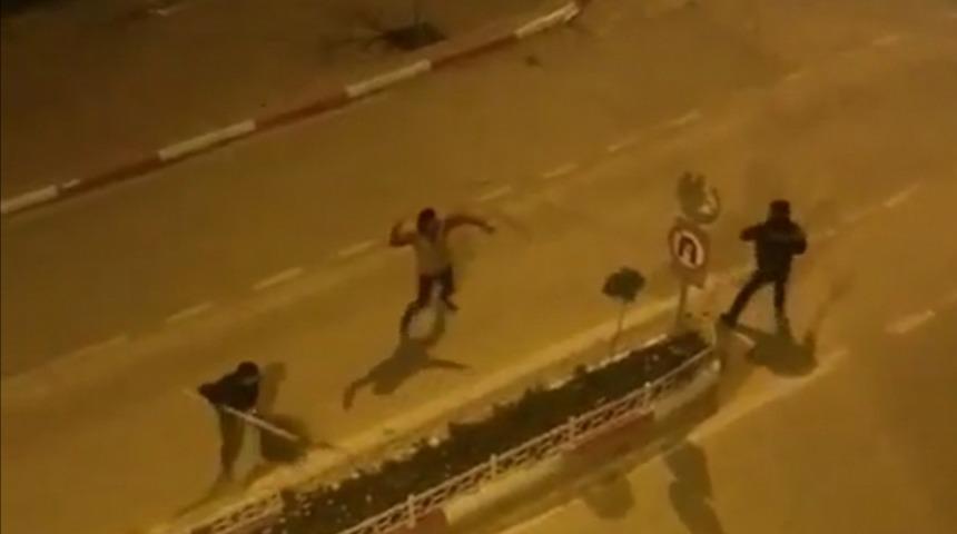 Yol ortasında sopalarla birbirlerine girdiler