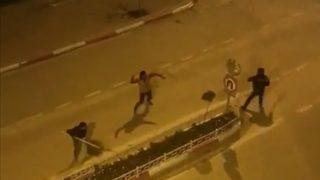 Yol ortasında sopalarla birbirlerine girdiler