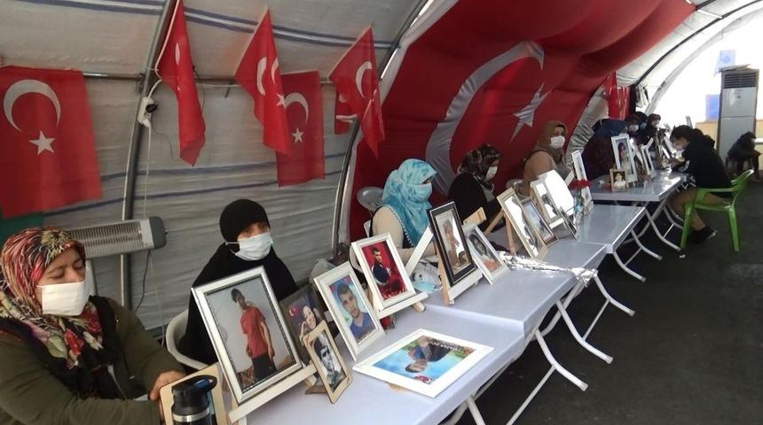 &rsquo;Diyarbakır anneleri&rsquo; eylemlerini ilk g&uuml;nk&uuml; kararlılıkla s&uuml;rd&uuml;r&uuml;yor