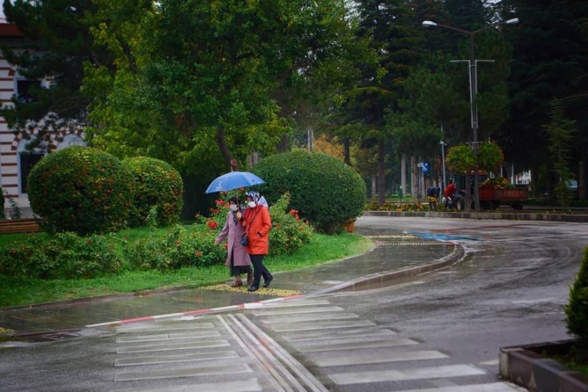 Kamp&uuml;ste sahipsiz sonbahar g&uuml;zelliği
