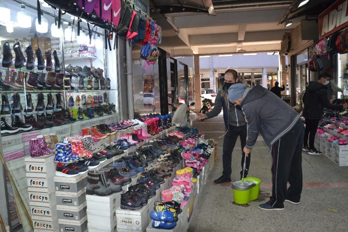 &Ccedil;evre d&uuml;zenlemesi yapılan &ccedil;arşıda esnafın toz isyanı