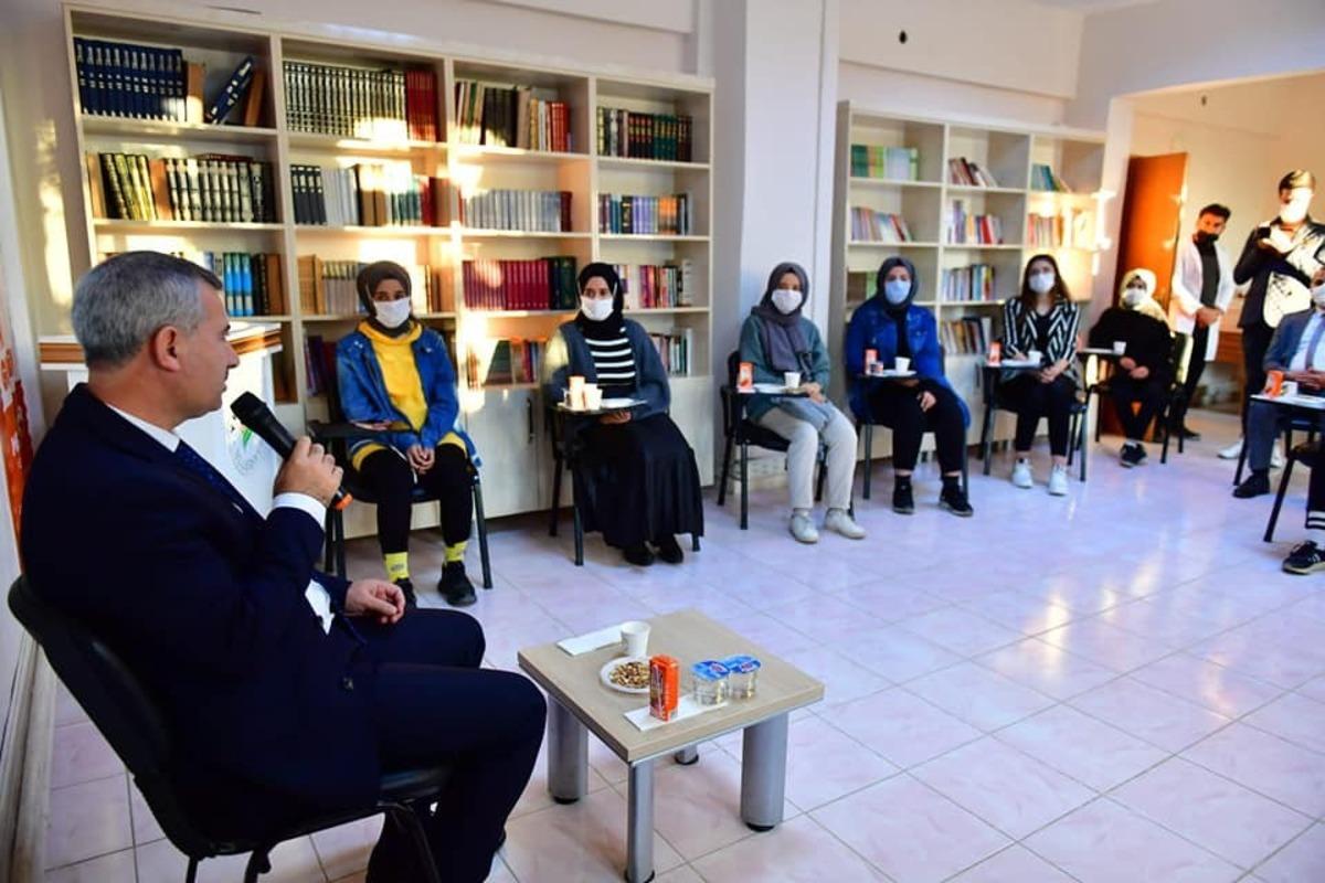 &Ccedil;ınar, gen&ccedil;lerin taleplerini dinledi