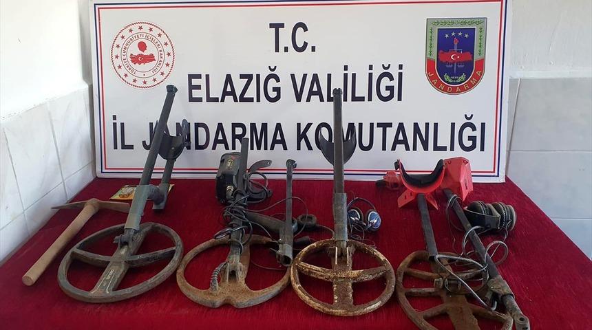 Elazığ'da sit alanında izinsiz kazı yapmaya &ccedil;alışan 4 kişi su&ccedil;&uuml;st&uuml; yakalandı