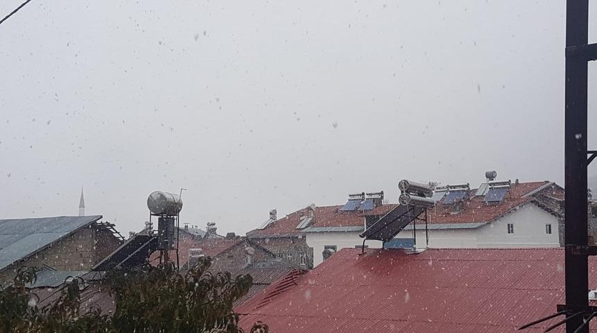 &Ccedil;elikhan il&ccedil;esinde kar yağışı başladı