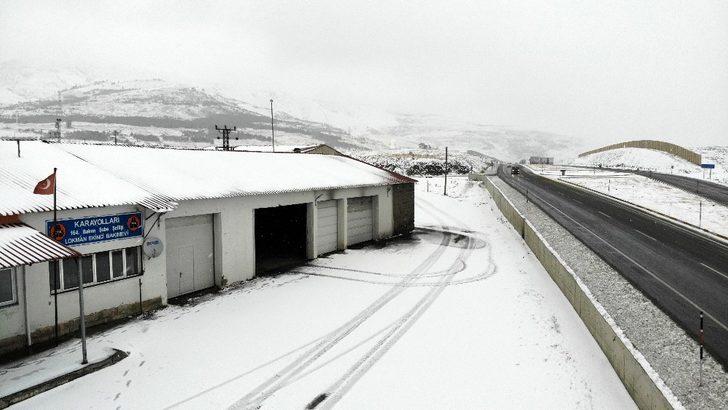 Erzincan - Sivas kara yolunda kar yağışı sürücülere zor anlar yaşattı G2