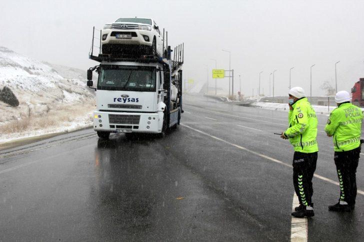 Erzincan - Sivas kara yolunda kar yağışı sürücülere zor anlar yaşattı G3