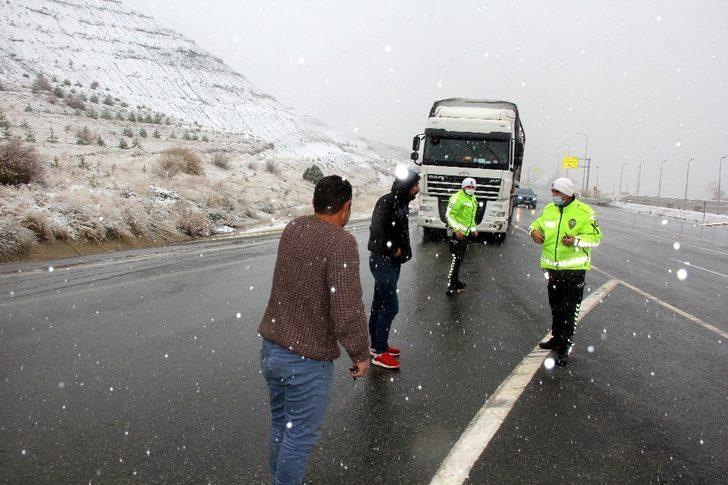 Erzincan - Sivas kara yolunda kar yağışı sürücülere zor anlar yaşattı G4