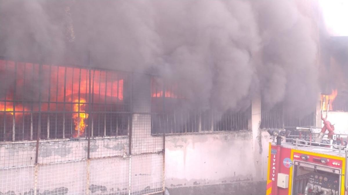 Uşak&rsquo;ta tekstil fabrikası alevlere teslim oldu