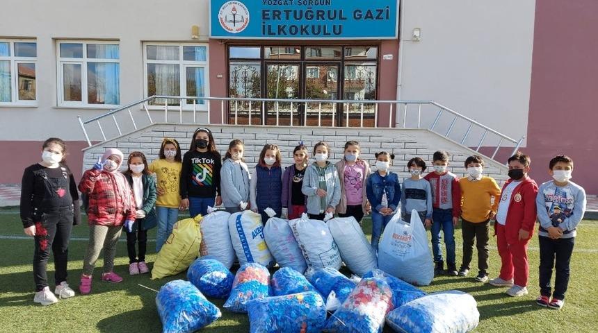 Topladıkları 125 bin adet mavi kapakla engellilere umut olacaklar