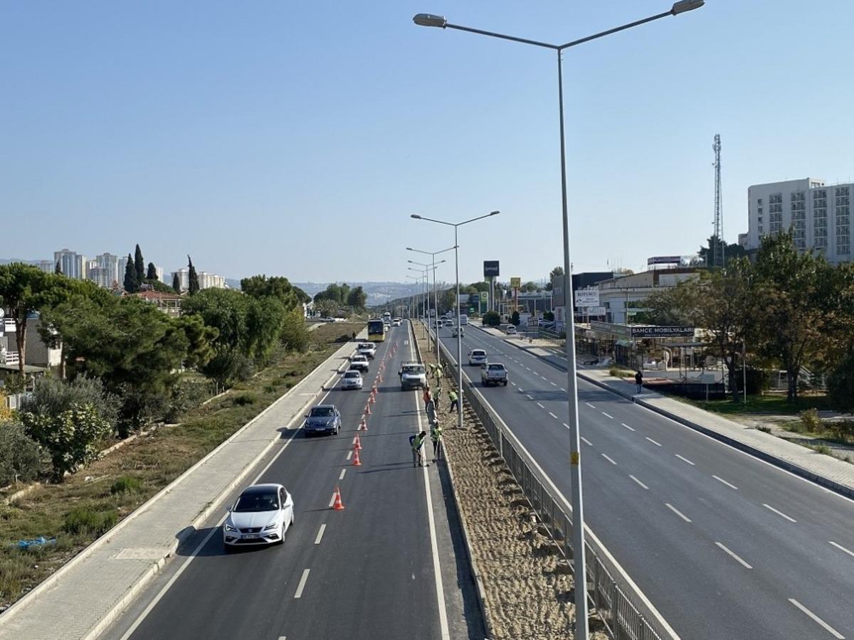 Kuşadası &ccedil;evre yolu ref&uuml;j ve kavşaklarda peyzaj &ccedil;alışması başladı