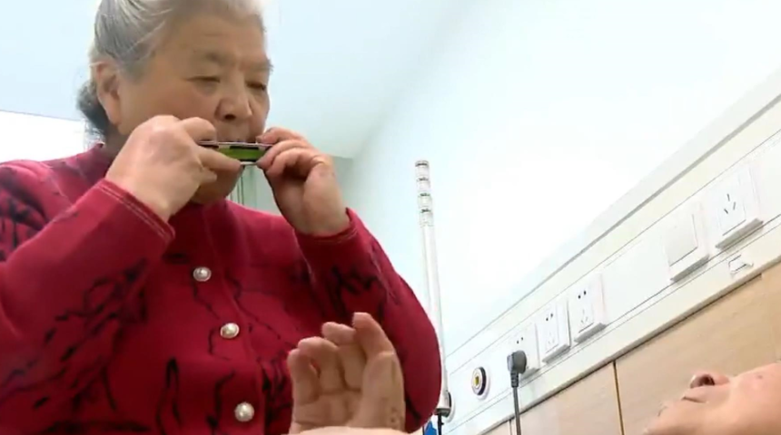 Hasta kocasına mızıkayla şifa oluyor! Mutlu olduğunu...