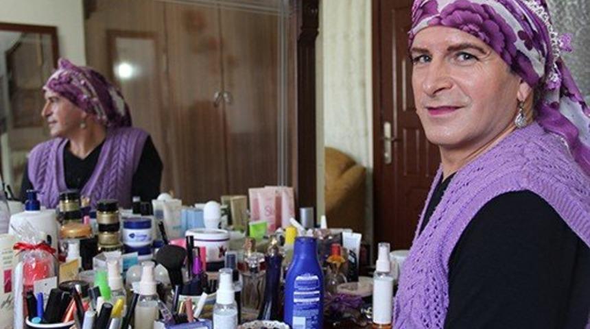 İzmir'de sahnelerden Akhisar'ın k&ouml;ylerine uzanan bir trans kadın &ouml;yk&uuml;s&uuml;: İhsan Hala