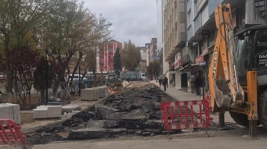 Bilecik Belediyesi&rsquo;nden s&ouml;k&uuml;len asfalt a&ccedil;ıklaması