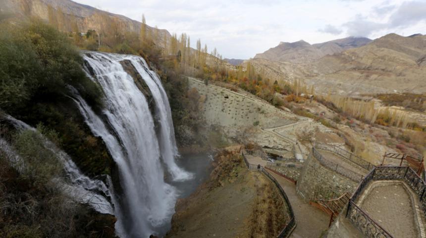 Türkiye'nin en büyük şelalesine ziyaretçi akını! Tortum Şelalesi sonbaharda görsel şölen sunuyor