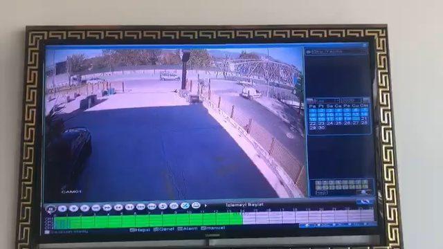 Aşırı hız yapan aracın kaza anı güvenlik kameralarına yansıdı