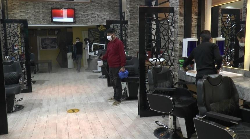 Yasağa uyan berberler 20.00&rsquo;da iş yerlerini kapattı
